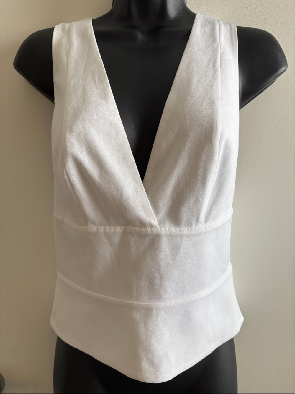 bebe White Sleeveless V-Neck Peplum Top back Zipper Sexy Romantic SZ 2